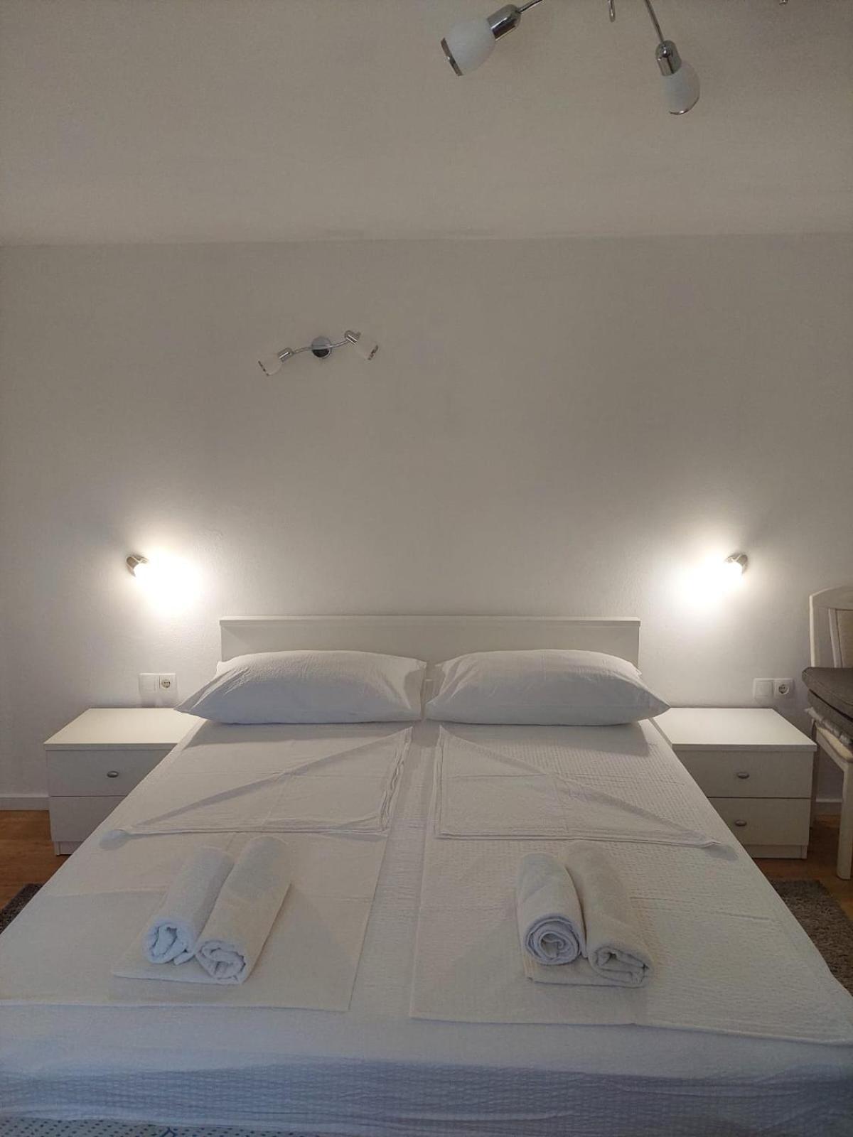 Villa Apartments Mate Cebalo Lumbarda Esterno foto